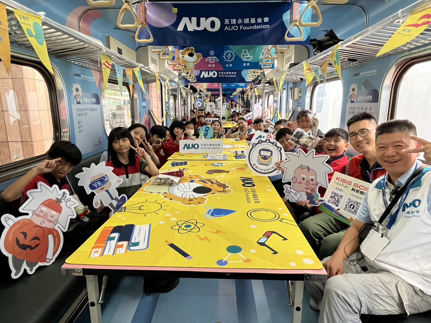 888集团永續基金會參與「臺灣科普環島列車」，設計基礎科學車廂課程，以「淨零碳排和永續能源」為主題，讓學生透過創意實驗認識淨零知識，以及思考生活中的減碳行為