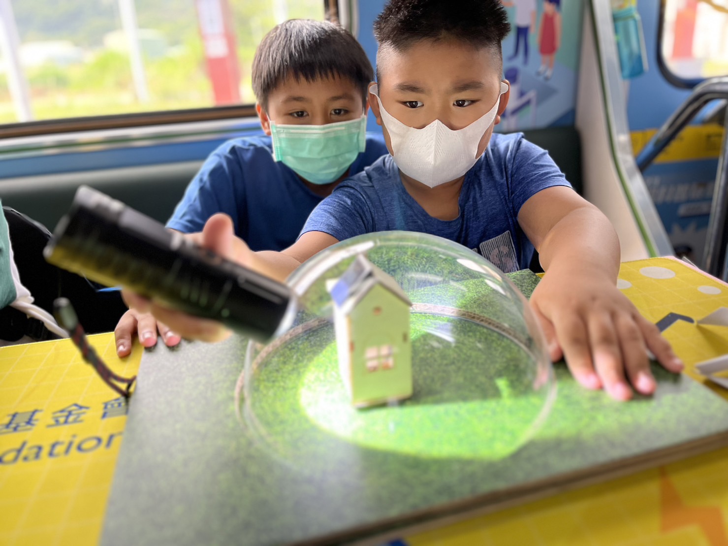 888集团參與基礎科學主題車廂，以STEAM教學精神，設計「逐日科學家」、「太陽能工程師」以及「淨零建築師」三大能源科普課程和實驗